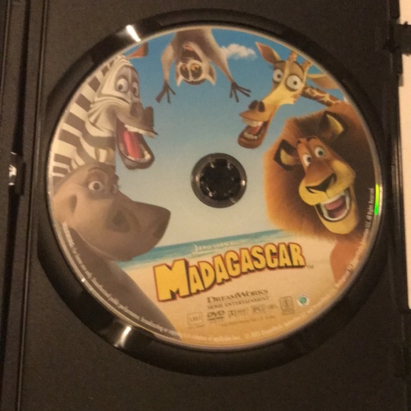 Two DVDs: Madagascar + Over The Hedge DVDs - Picture 5 of 10